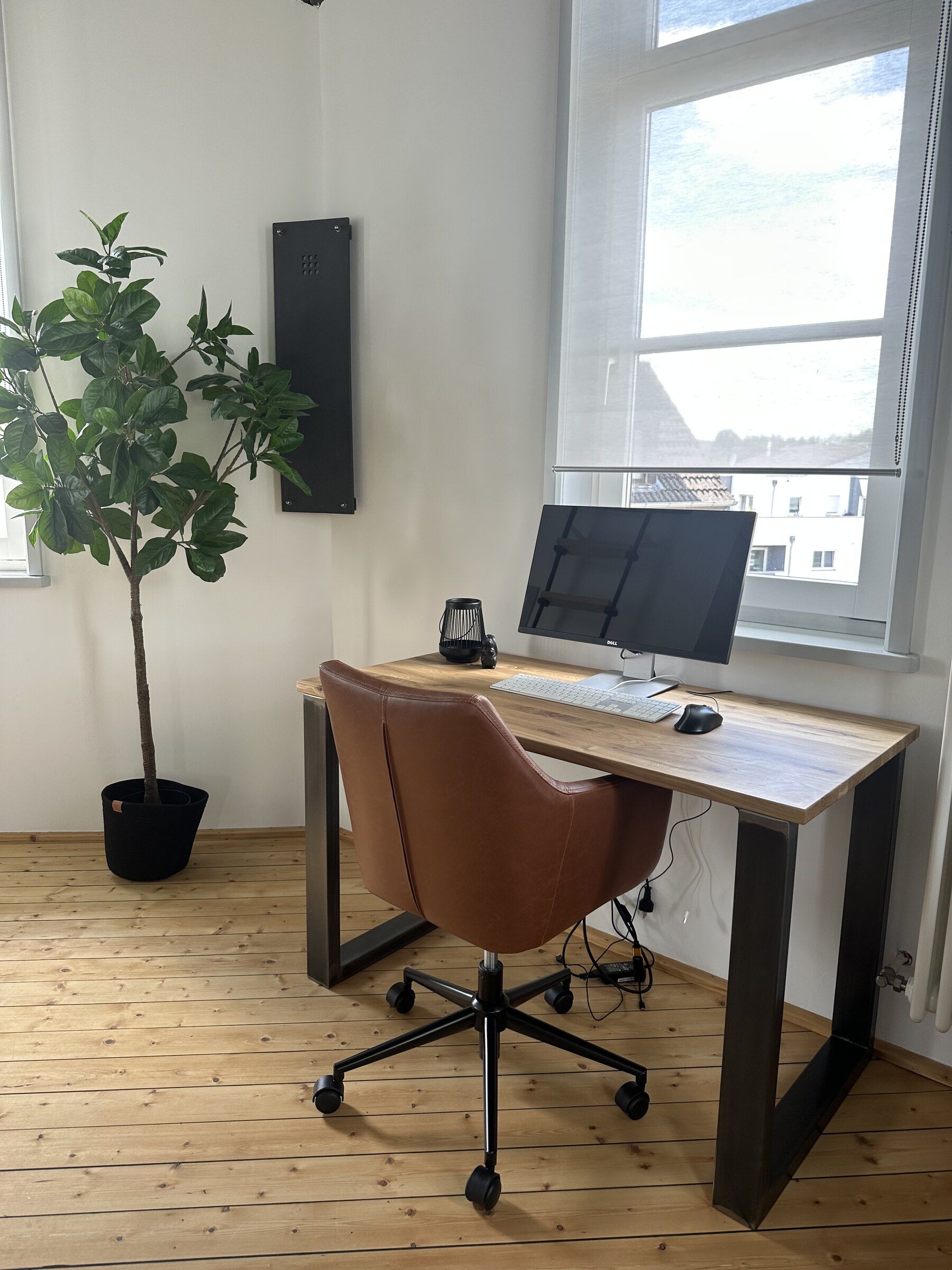 Werkplek met beeldscherm, toetsenbord en muis