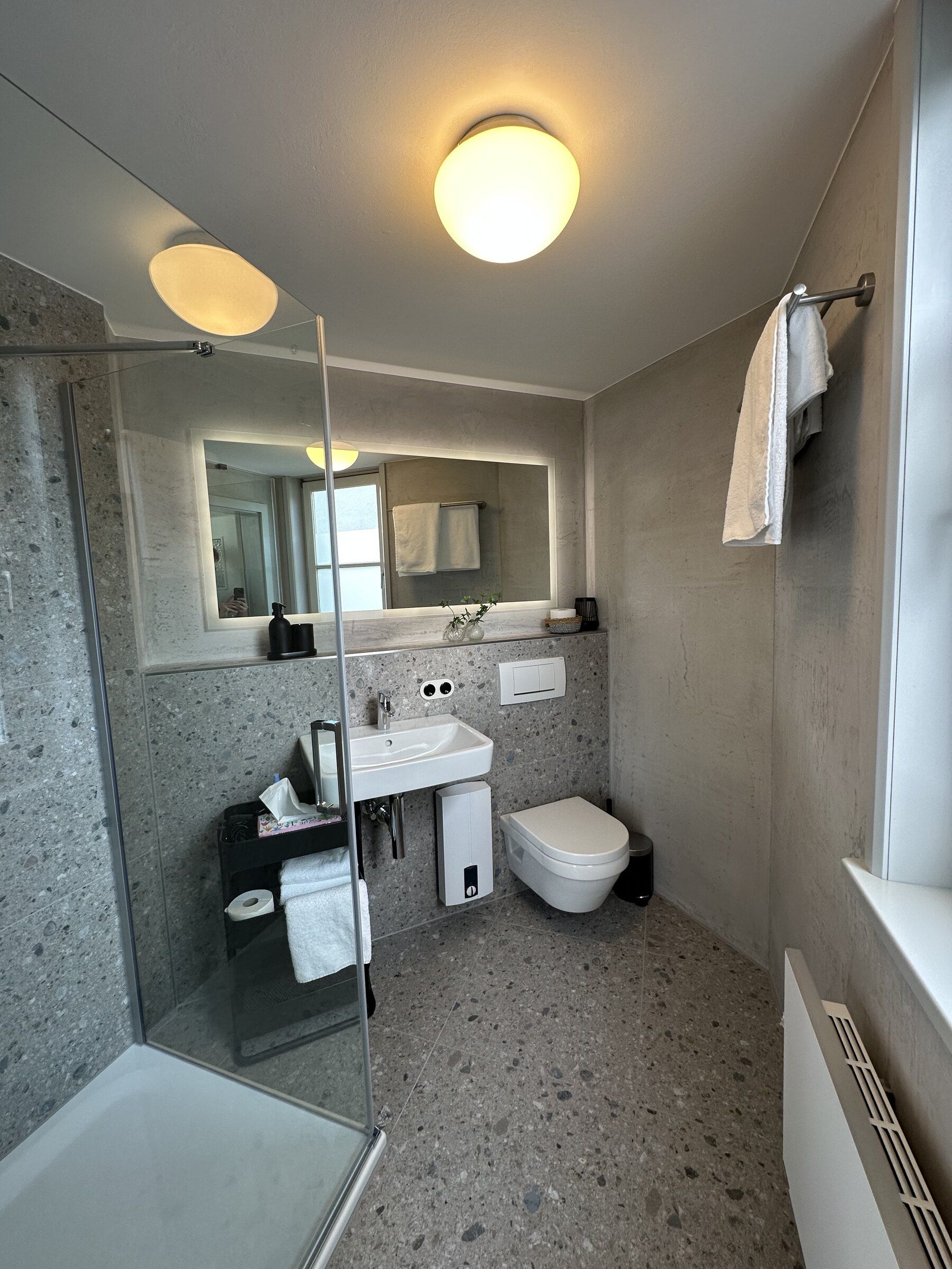 Badkamer met douche en wastafel