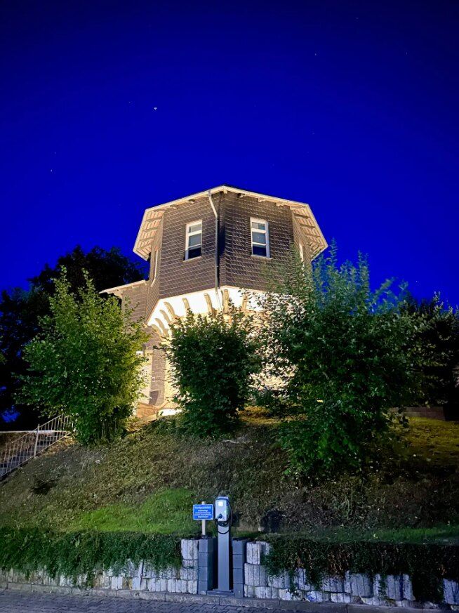 De verlichte toren bij nacht