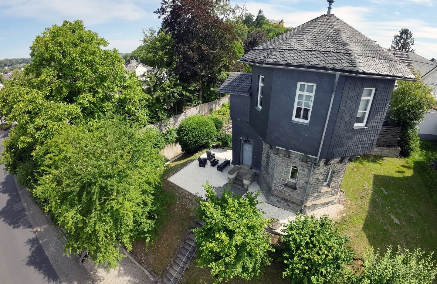 De watertoren van Montabaur van bovenaf, tussen oude bomen