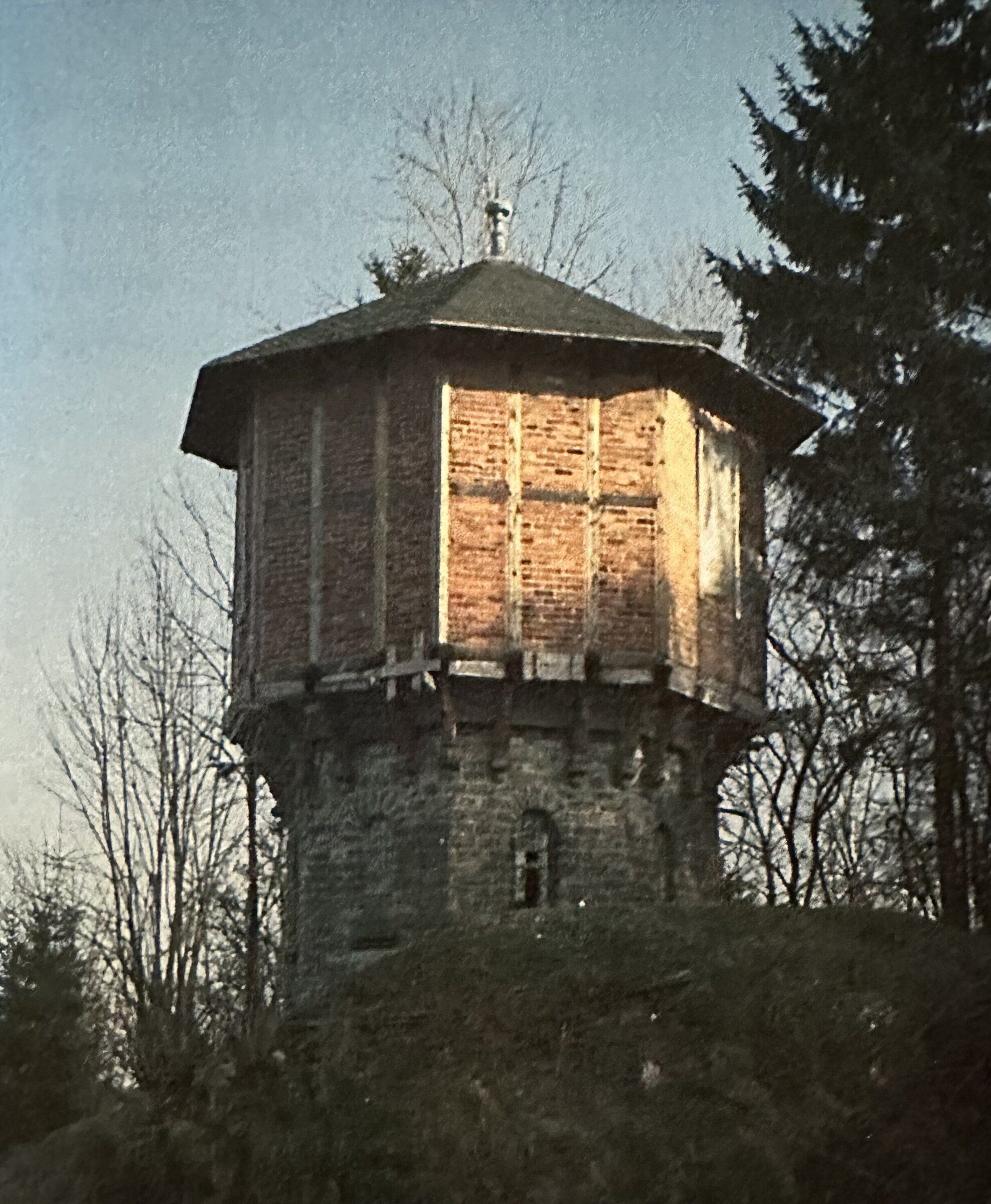 De watertoren in de jaren tachtig, vóór de renovatie: een reservoir van baksteen en vakwerk op de natuurstenen schacht