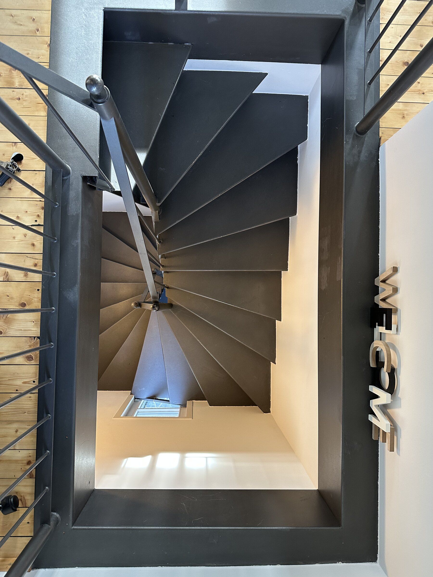 Blik van bovenaf in het trappenhuis van de toren