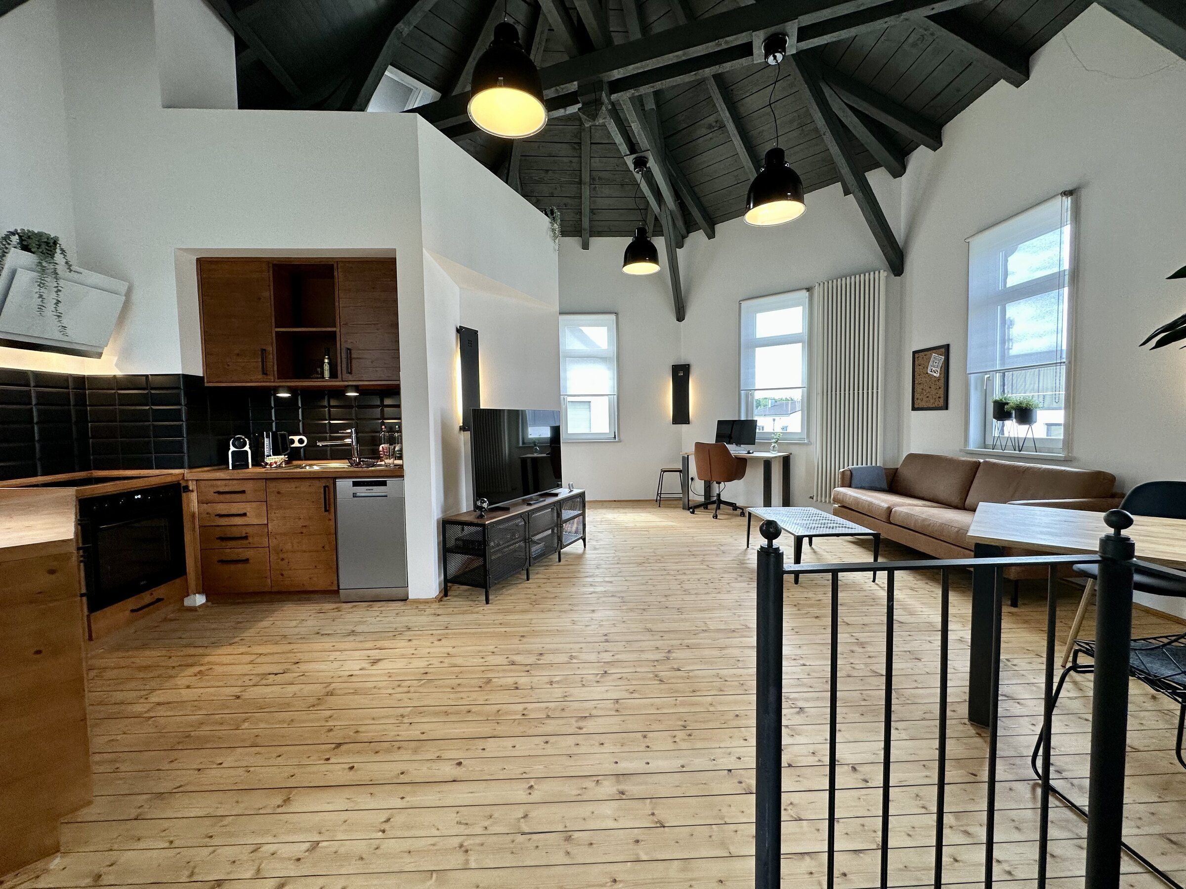 Woonkamer en keuken onder de oude kapconstructie in het voormalige reservoir
