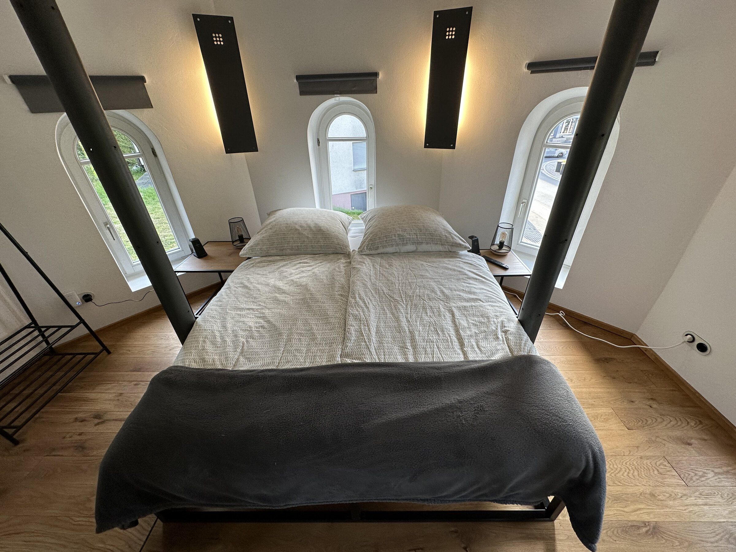 Slaapkamer met queensize bed in de schacht van de toren